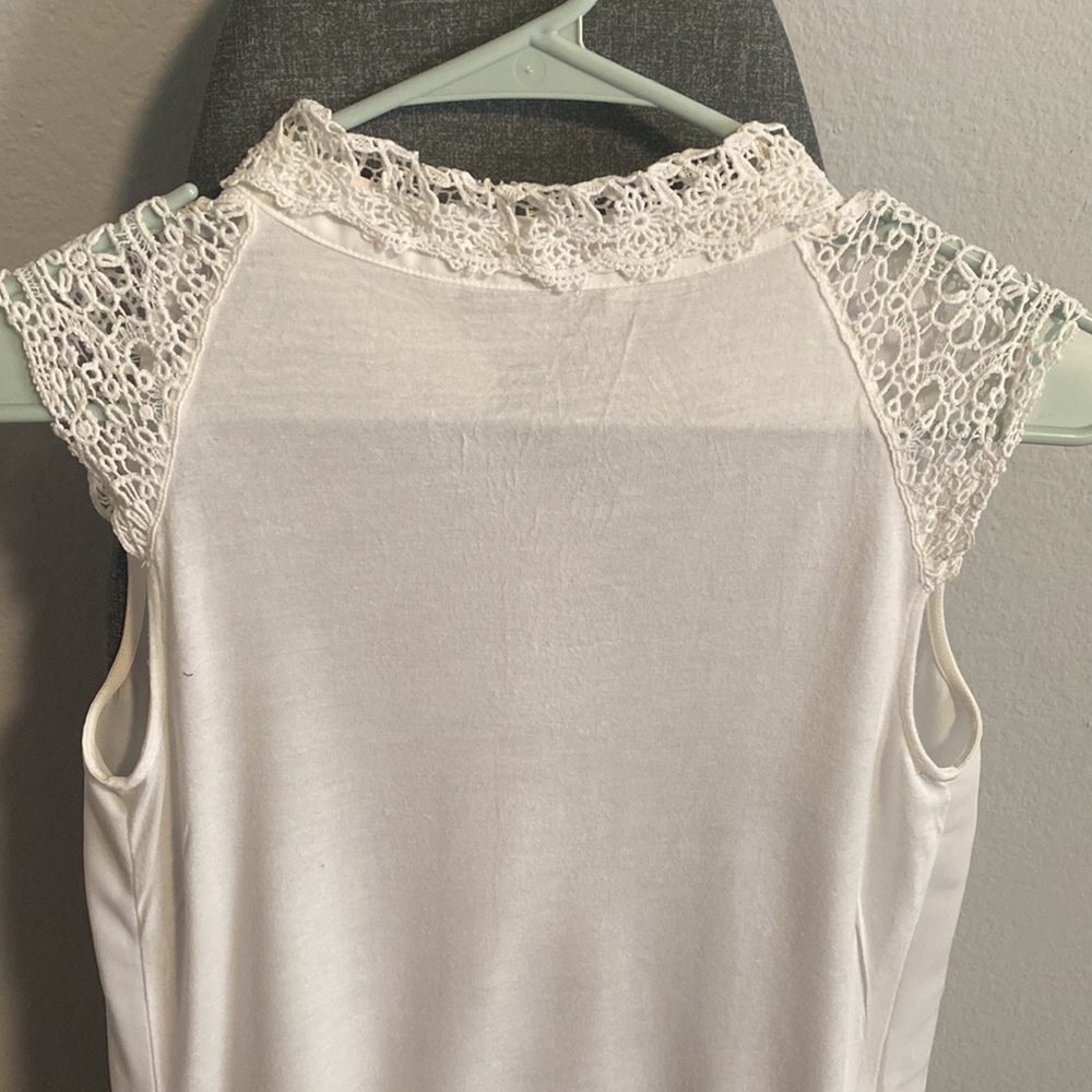 🩷3 for $20🩷 White top with Lace - Picture 6 of 8
